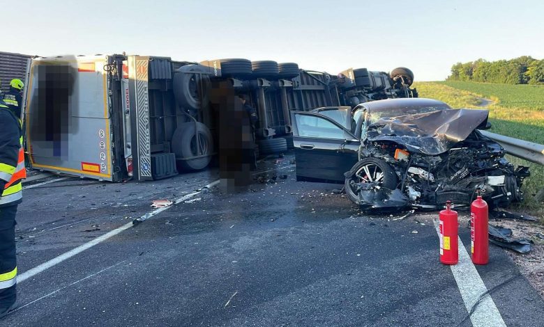 تناثر مرطبانات المربى على طريق A5 في النمسا السفلى إثر حادث اصطدام بين شاحنة وسيارة تناثر مرطبانات المربى على طريق A5 في النمسا السفلى إثر حادث اصطدام بين شاحنة وسيارة