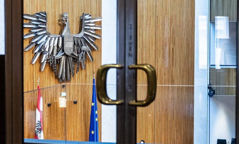 البرلمان النمساوي يبدأ عطلة صيفية وسط جدل قانوني حول مراقبة تطبيقات المراسلة وزواج الأقارب والتقاعد البرلمان النمساوي يبدأ عطلة صيفية وسط جدل قانوني حول مراقبة تطبيقات المراسلة وزواج الأقارب والتقاعد