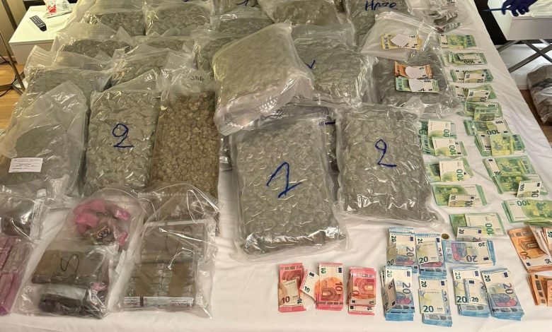 النمسا تفكك شبكة مخدرات عنيفة وتوقف 42 مشتبهًا في “عملية القوقاز” بعد ضبط كميات ضخمة من المخدرات والأسلحة النمسا تفكك شبكة مخدرات عنيفة وتوقف 42 مشتبهًا في “عملية القوقاز” بعد ضبط كميات ضخمة من المخدرات والأسلحة