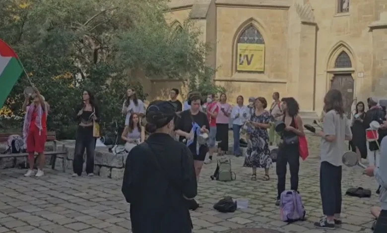 طلاب يرفعون الأطباق الفارغة أمام الخارجية النمساوي ويهتفون “أطفال غزة يموتون جوعًا”