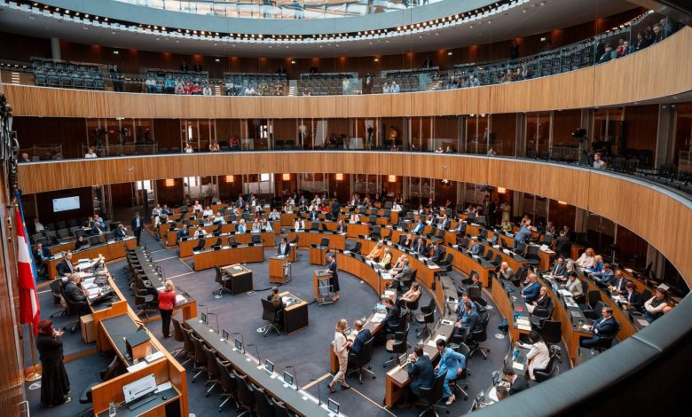البرلمان النمساوي يقر فصولًا تمهيدية الزامية للمهاجرين الجدد قبل دخول المدارس