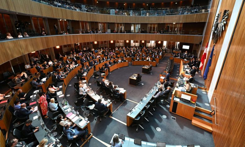 البرلمان النمساوي يصادق على تجميد طلبات لمّ الشمل لمدة ستة أشهر قابلة للتمديد البرلمان النمساوي يصادق على تجميد طلبات لمّ الشمل لمدة ستة أشهر قابلة للتمديد