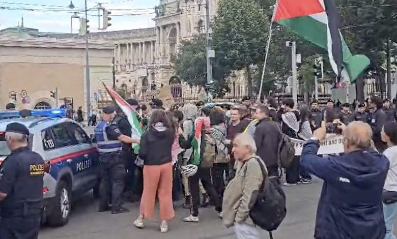 اشتباكات بين الشرطة ومتظاهرين مؤيدين لفلسطين بعد تخريب واجهة مقر “أوبك” وسط فيينا اشتباكات بين الشرطة ومتظاهرين مؤيدين لفلسطين بعد تخريب واجهة مقر “أوبك” وسط فيينا
