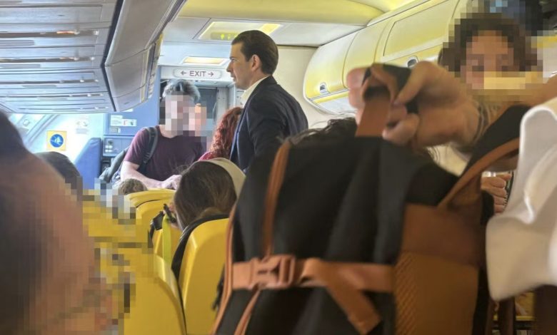 المستشار السابق يفاجئ ركاب Ryanair برحلة اقتصادية بدون رفاهية لحضور اجتماع عمل في روما