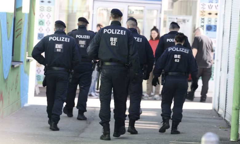 اعتقال مراهق سوري هاجم شابًا بسكين في حديقة عامة بمنطقة Favoriten في فيينا بعد تحرشه بصديقته اعتقال مراهق سوري هاجم شابًا بسكين في حديقة عامة بمنطقة Favoriten في فيينا بعد تحرشه بصديقته