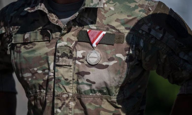 وزيرة الدفاع تانر تكرم جنوداً شاركوا في أفغانستان بوسام الشجاعة لأول مرة منذ الحرب العالمية الثانية