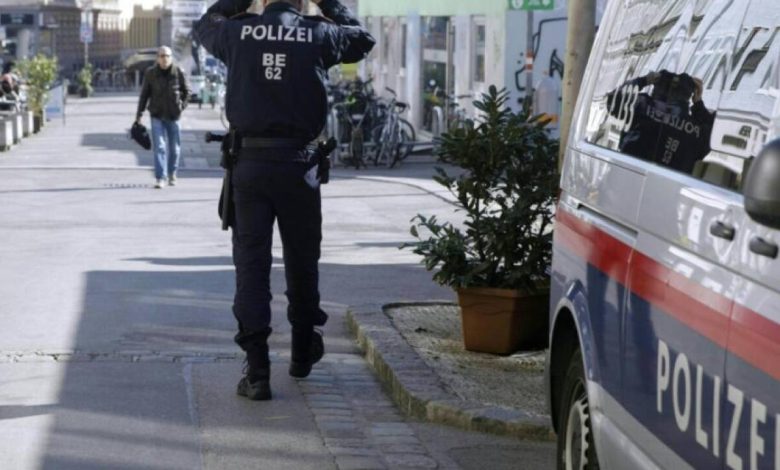 اعتقال شاب جزائري بتهمة محاولة قتل بعد طعن في ساحة Yppenplatz بفيينا اعتقال شاب جزائري بتهمة محاولة قتل بعد طعن في ساحة Yppenplatz بفيينا