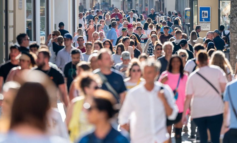 77% من سكان النمسا ضمن الطبقة المتوسطة رغم الأزمات والشباب والعائلات هم أكثر المتضررين 77% من سكان النمسا ضمن الطبقة المتوسطة رغم الأزمات والشباب والعائلات هم أكثر المتضررين