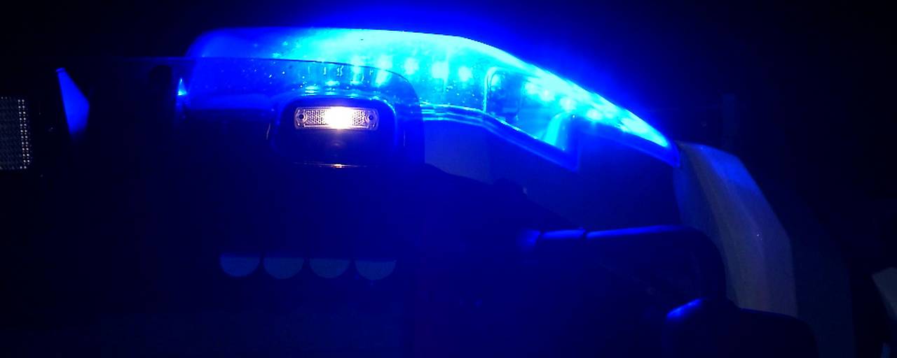 وفاة رجل خمسيني في غراتس إثر حريق في شقة مليئة بالنفايات يُشتبه أنه نجم عن موقد كهربائي وفاة رجل خمسيني في غراتس إثر حريق في شقة مليئة بالنفايات يُشتبه أنه نجم عن موقد كهربائي