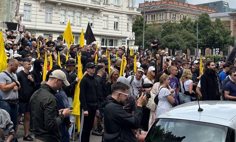 اعتداء عنصري داخل مترو فيينا بعد مسيرة “Identitäre” يثير جدلاً وتحقيقات تطال دور الأمن اعتداء عنصري داخل مترو فيينا بعد مسيرة “Identitäre” يثير جدلاً وتحقيقات تطال دور الأمن