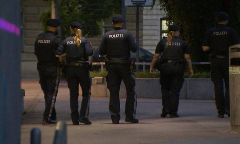 توقيف سوري مشتبه به في حادثة طعن آخر بساحة Yppenplatz بفيينا بعد تطبيق حظر السلاح فيها توقيف سوري مشتبه به في حادثة طعن آخر بساحة Yppenplatz بفيينا بعد تطبيق حظر السلاح فيها