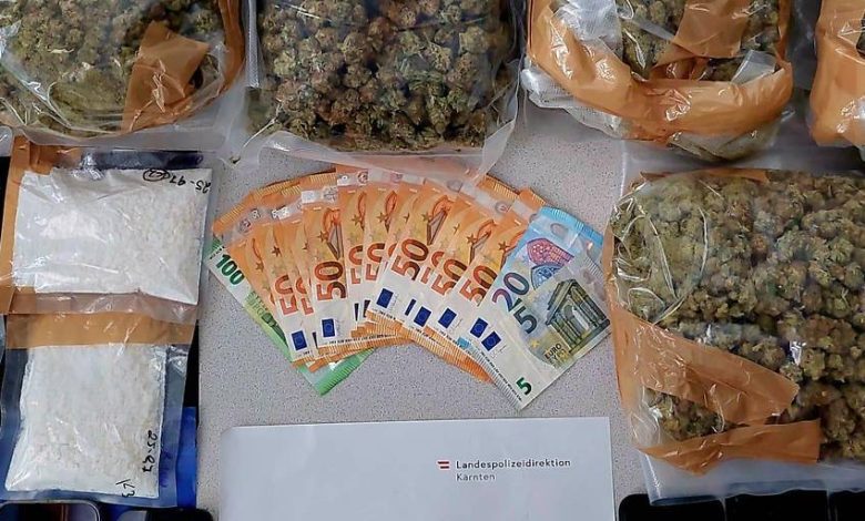 اعتقال شاب نمساوي بحوزته 3 كلغ قنب ونصف كلغ كوكايين بقيمة 100 ألف يورو في قطار قادم من سلوفينيا اعتقال شاب نمساوي بحوزته 3 كلغ قنب ونصف كلغ كوكايين بقيمة 100 ألف يورو في قطار قادم من سلوفينيا