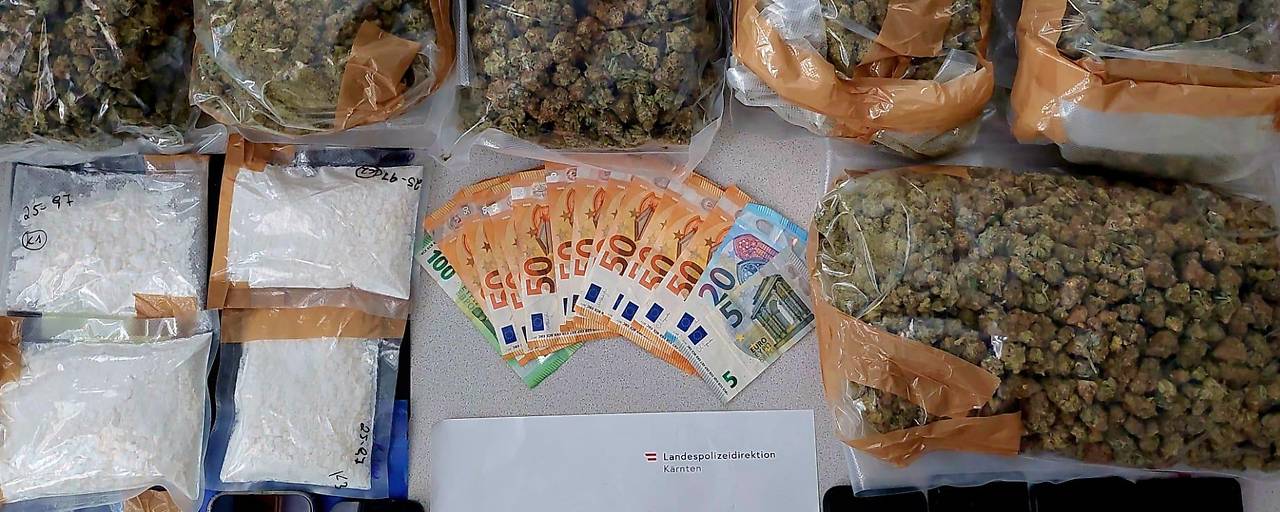 اعتقال شاب نمساوي بحوزته 3 كلغ قنب ونصف كلغ كوكايين بقيمة 100 ألف يورو في قطار قادم من سلوفينيا اعتقال شاب نمساوي بحوزته 3 كلغ قنب ونصف كلغ كوكايين بقيمة 100 ألف يورو في قطار قادم من سلوفينيا