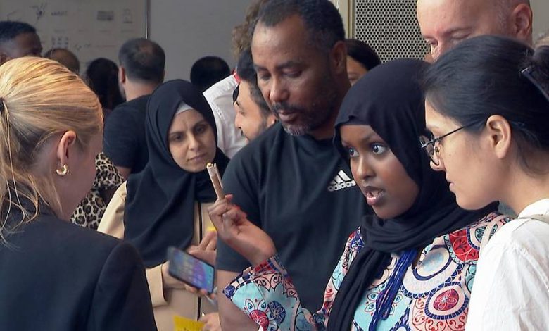 إقبال كبير على معرض الوظائف للاجئين في لينز بالنمسا العليا مع فرص متنوعة للتوظيف