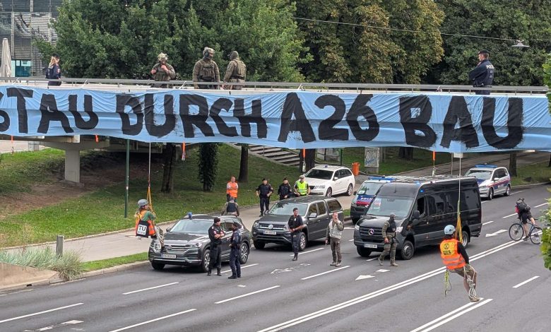 نشطاء المناخ يعلقون على جسر Nibelungenbrücke في لينز بالنمسا العليا ويستدعون تدخل وحدة Cobra نشطاء المناخ يعلقون على جسر Nibelungenbrücke في لينز بالنمسا العليا ويستدعون تدخل وحدة Cobra