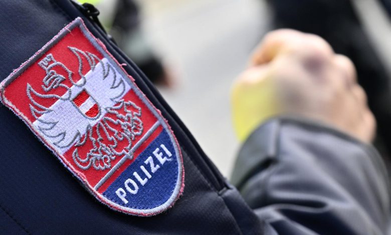 إصابة ثلاثة رجال شرطة في Ottakring بعد اعتداء عنيف من شاب بلا وطن مُنع من دخول ساحة Yppenplatz في فيينا إصابة ثلاثة رجال شرطة في Ottakring بعد اعتداء عنيف من شاب بلا وطن مُنع من دخول ساحة Yppenplatz في فيينا