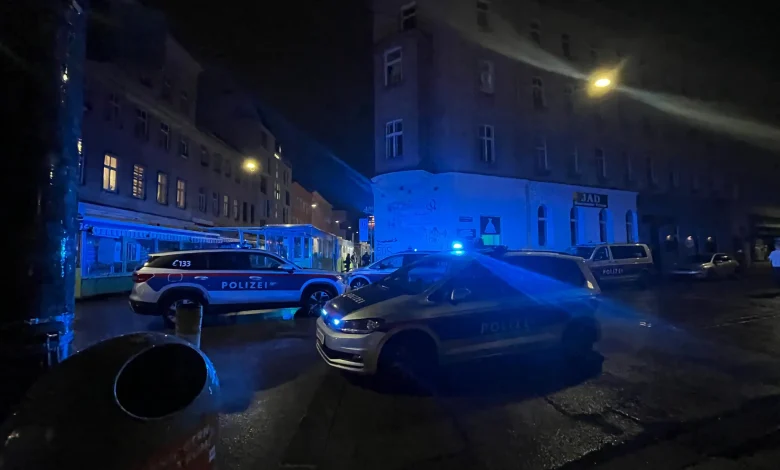 اصابة شاب سوري بجرح في رئته في ساحة Yppenplatz بفيينا محظورة الأسلحة عقب شجار جماعي بين 15 شخص