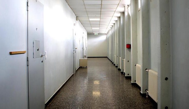 إنقاذ سجين في اللحظات الأخيرة بعد محاولة خنقه بكيس بلاستيكي داخل سجن في فيينا إنقاذ سجين في اللحظات الأخيرة بعد محاولة خنقه بكيس بلاستيكي داخل سجن في فيينا