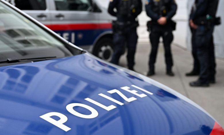 اعتقال شابين سوريين بعد هجوم بسكين أصاب شخصين في منطقة Praterstern بفيينا اعتقال شابين سوريين بعد هجوم بسكين أصاب شخصين في منطقة Praterstern بفيينا