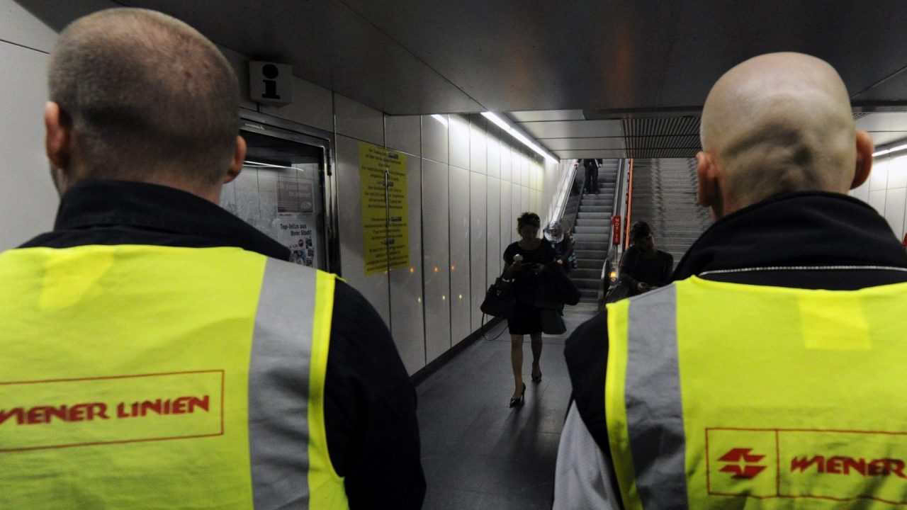 شركة “Wiener Linien” في فيينا تمنح مفتشي التذاكر 7.30 يورو عن كل حالة ضبط لراكب بدون تذكرة شركة “Wiener Linien” في فيينا تمنح مفتشي التذاكر 7.30 يورو عن كل حالة ضبط لراكب بدون تذكرة