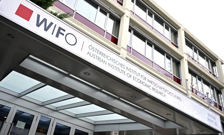 WIFO يتوقع نمو الإنفاق 0.4% في 2025 بالنمسا وسط زيادة الإفلاسات وتراجع العمالة وارتفاع تكاليف الطاقة والمواد الخام WIFO يتوقع نمو الإنفاق 0.4% في 2025 بالنمسا وسط زيادة الإفلاسات وتراجع العمالة وارتفاع تكاليف الطاقة والمواد الخام