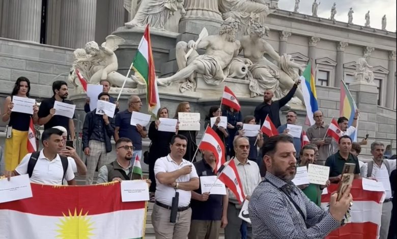 أكثر من 100 سوري أمام البرلمان النمساوي في فيينا يطالبون برفع الحصار عن السويداء وفتح تحقيق دولي أكثر من 100 سوري أمام البرلمان النمساوي في فيينا يطالبون برفع الحصار عن السويداء وفتح تحقيق دولي