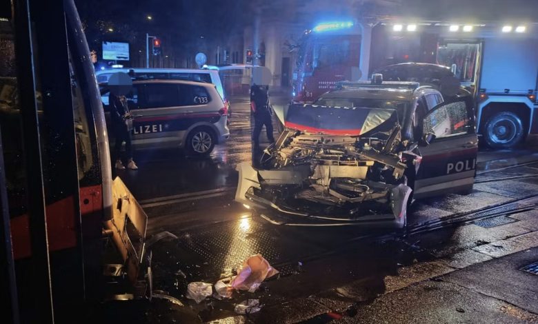إصابة شرطيتين بجروح بالغة إثر اصطدام سيارة شرطة مسرعة بترام خلال مهمة وسط فيينا