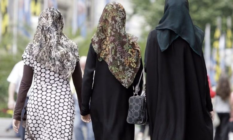 السوريات يسجّلن معدل مواليد في النمسا يعادل ثلاثة أضعاف معدل السكان الأصليين، ويشكّلن أدنى فئة عمرية السوريات يسجّلن معدل مواليد في النمسا يعادل ثلاثة أضعاف معدل السكان الأصليين، ويشكّلن أدنى فئة عمرية