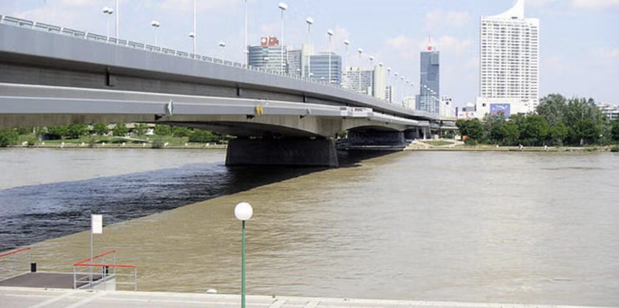 العثور على جثة رجل غارق في نهر الدانوب قرب جسر Reichsbrücke بفيينا العثور على جثة رجل غارق في نهر الدانوب قرب جسر Reichsbrücke بفيينا