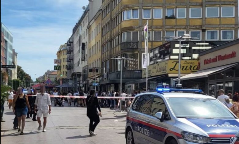 إصابة سوري بطعنة خطيرة في الصدر أمام مطعم كباب في منطقة محظورة السلاح في فيينا وفرار الجاني إصابة سوري بطعنة خطيرة في الصدر أمام مطعم كباب في منطقة محظورة السلاح في فيينا وفرار الجاني