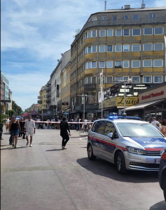 إصابة سوري بطعنة خطيرة في الصدر أمام مطعم كباب في منطقة محظورة السلاح في فيينا وفرار الجاني إصابة سوري بطعنة خطيرة في الصدر أمام مطعم كباب في منطقة محظورة السلاح في فيينا وفرار الجاني
