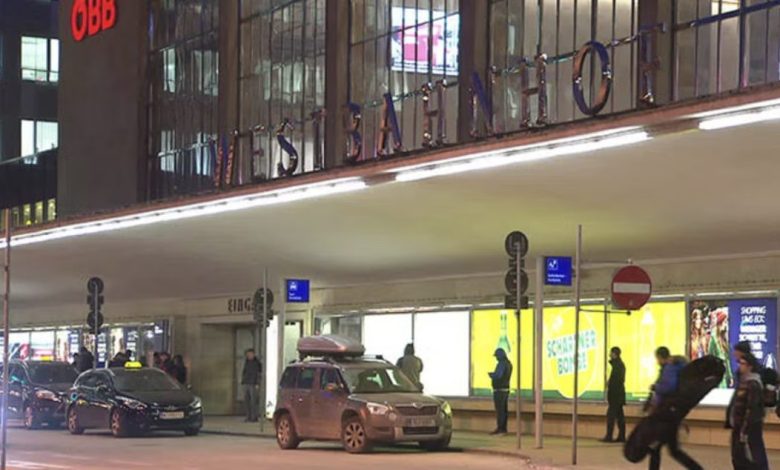 اعتقال سوري (14) بعد هجوم بسكين بين ستة أشخاص أمام محطة Westbahnhof في فيينا وإصابة نمساوي (37) بطعنة اعتقال سوري (14) بعد هجوم بسكين بين ستة أشخاص أمام محطة Westbahnhof في فيينا وإصابة نمساوي (37) بطعنة