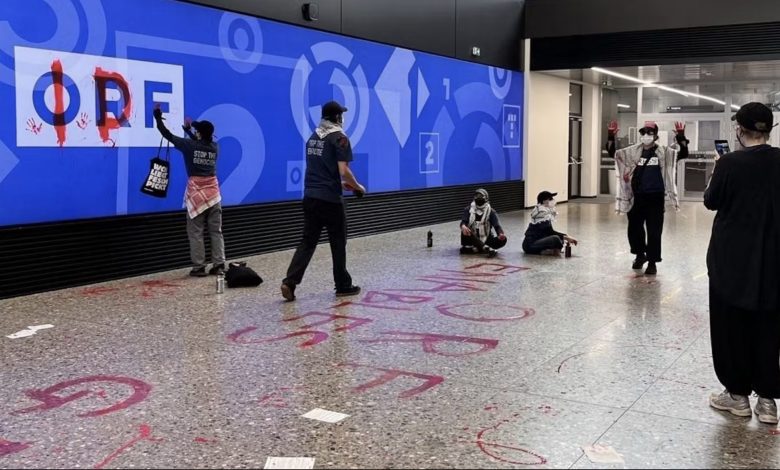 اعتقال ستة متظاهرين يدعون تأييدهم لفلسطين عقب اقتحام مبنى التلفزيون النمساوي ORF في فيينا اعتقال ستة متظاهرين يدعون تأييدهم لفلسطين عقب اقتحام مبنى التلفزيون النمساوي ORF في فيينا