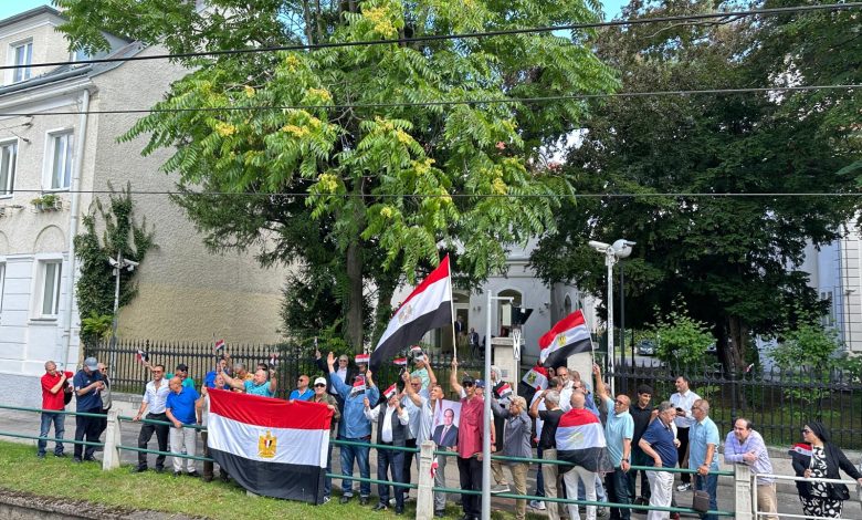 مصريون يتضامنون مع بلادهم في فيينا بعد اقتحام مواطن للسفارة وتصريحه بـ “استعداده للموت من أجل القضية” مصريون يتضامنون مع بلادهم في فيينا بعد اقتحام مواطن للسفارة وتصريحه بـ “استعداده للموت من أجل القضية”