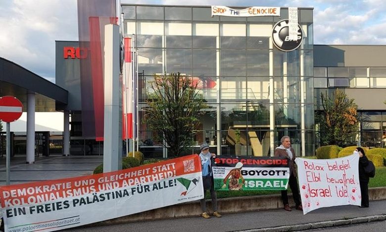 مؤيدو فلسطين يتظاهرون أمام مصنع في Wels بالنمسا العليا رفضاً لتوريد مكونات عسكرية لإسرائيل