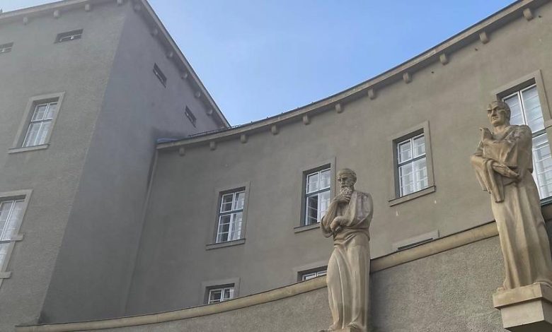 السجن سبع سنوات لنمساوي عذب أطفاله وحبسهم في قضية عنف أسري واعترافه بتعنيف أبنائه السجن سبع سنوات لنمساوي عذب أطفاله وحبسهم في قضية عنف أسري واعترافه بتعنيف أبنائه