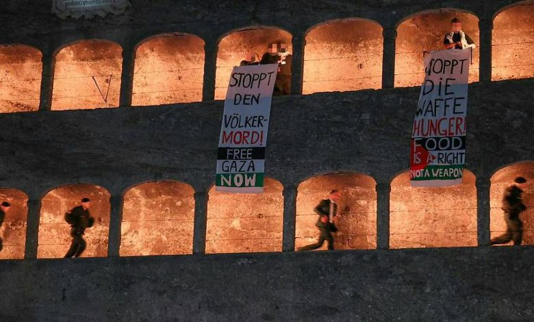 النيابة النمساوية تحقق مع ناشطين مؤيدين لفلسطين بينهم يهود بعد تعطيل افتتاح مهرجان سالزبورغ النيابة النمساوية تحقق مع ناشطين مؤيدين لفلسطين بينهم يهود بعد تعطيل افتتاح مهرجان سالزبورغ