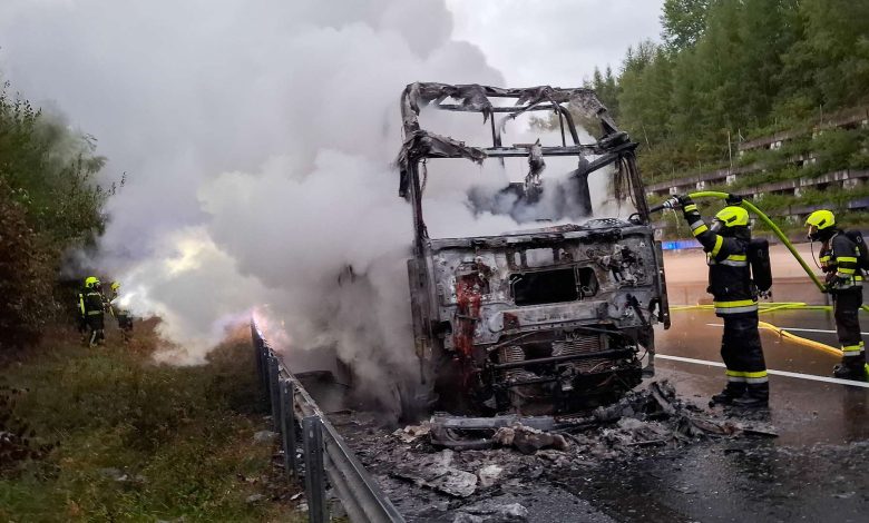 حريق يلتهم مقطورة شاحنة على A2 ويغلق الطريق لساعات في شتايرمرك حريق يلتهم مقطورة شاحنة على A2 ويغلق الطريق لساعات في شتايرمرك
