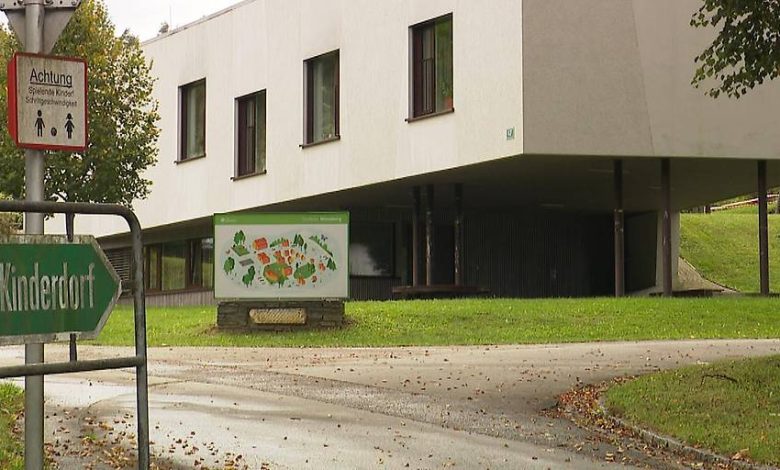 صحيفة “Falter” تكشف عن انتهاكات جسدية وجنسية بحق نزلاء في قرى الأطفال SOS في النمسا صحيفة “Falter” تكشف عن انتهاكات جسدية وجنسية بحق نزلاء في قرى الأطفال SOS في النمسا