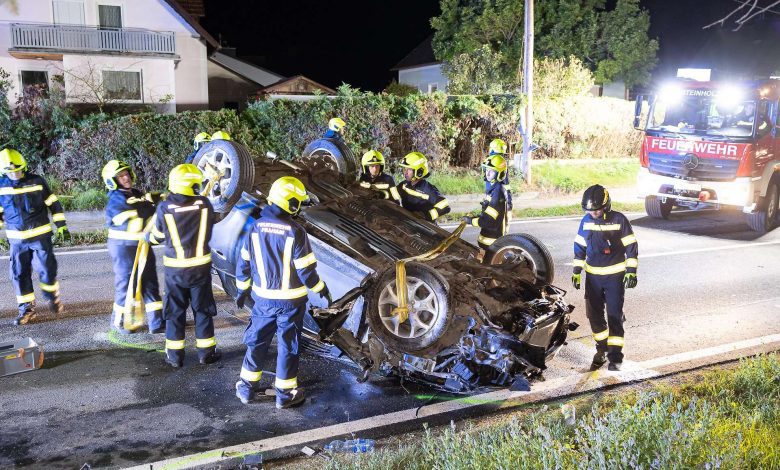 فرق الإنقاذ تفشل في إحياء زميلهم.. حادث سير يودي بحياة إطفائي يبلغ من العمر 36 عاماً في النمسا العليا فرق الإنقاذ تفشل في إحياء زميلهم.. حادث سير يودي بحياة إطفائي يبلغ من العمر 36 عاماً في النمسا العليا