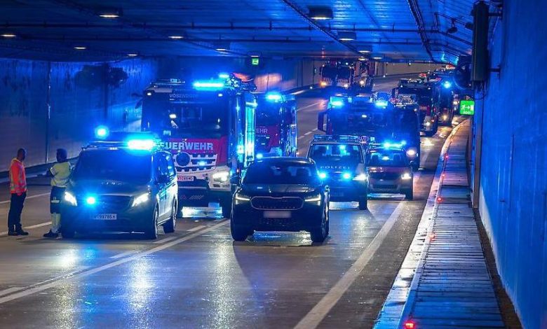 تحقيق جنائي في النمسا بعد تطاير نقود ضخمة من شاحنة إثر حادث في نفق Vösendorf بالنمسا السفلى تحقيق جنائي في النمسا بعد تطاير نقود ضخمة من شاحنة إثر حادث في نفق Vösendorf بالنمسا السفلى