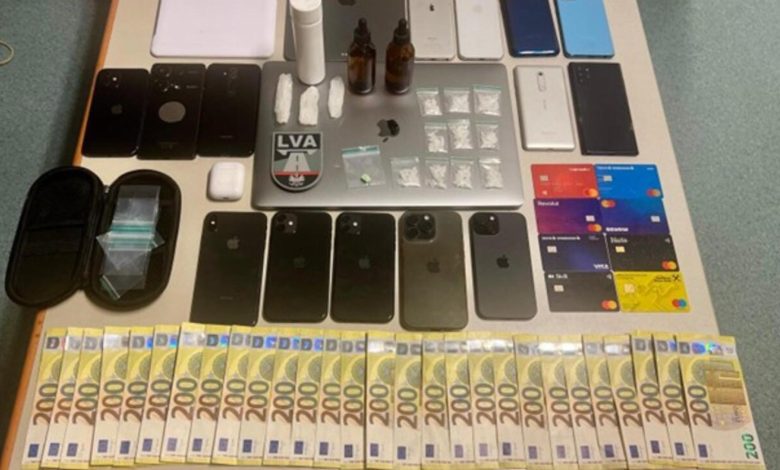 شرطة الطرق في فيينا تضبط مخدرات وأجهزة و5.600 يورو بحوزة سائق نمساوي بلا رخصة شرطة الطرق في فيينا تضبط مخدرات وأجهزة و5.600 يورو بحوزة سائق نمساوي بلا رخصة
