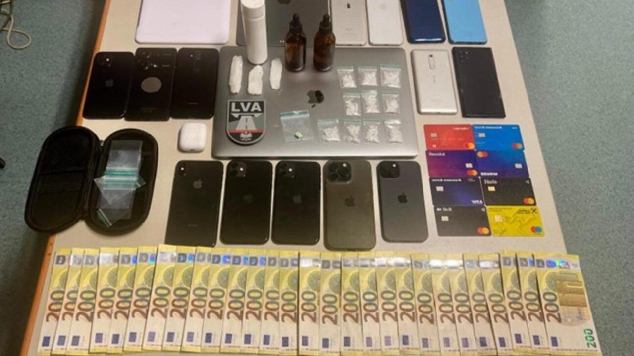 شرطة الطرق في فيينا تضبط مخدرات وأجهزة و5.600 يورو بحوزة سائق نمساوي بلا رخصة شرطة الطرق في فيينا تضبط مخدرات وأجهزة و5.600 يورو بحوزة سائق نمساوي بلا رخصة