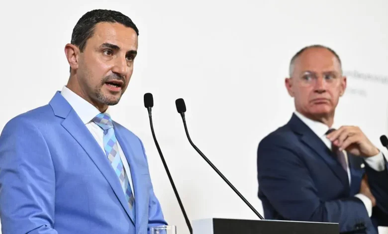 رئيس مديرية حماية الدولة وخدمات الاستخبارات النمساوية (DSN) عمر هيجاوي-Pirchner يعلن استقالته لأسباب شخصية رئيس مديرية حماية الدولة وخدمات الاستخبارات النمساوية (DSN) عمر هيجاوي-Pirchner يعلن استقالته لأسباب شخصية