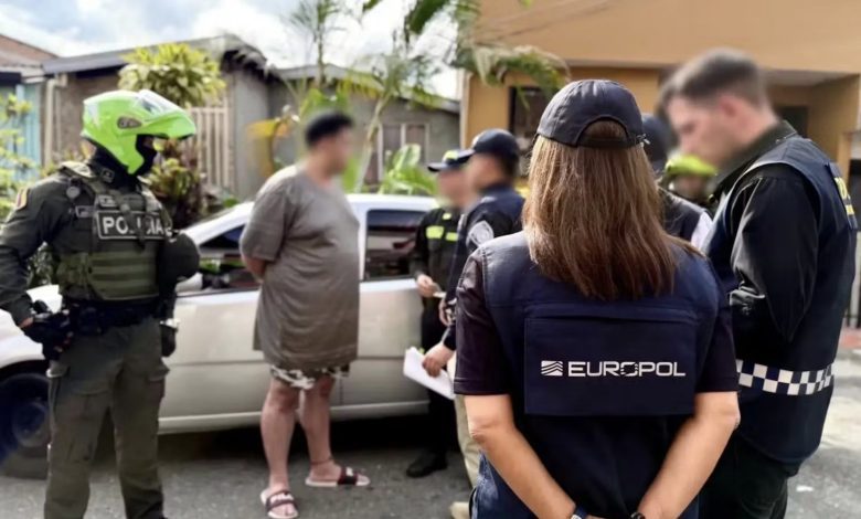 الشرطة الأوروبية تلاحق نمساويًا من أصول تركية بتهمة قيادة شبكة دعارة دولية بعد اعتقالات في كولومبيا وإسبانيا والنمسا الشرطة الأوروبية تلاحق نمساويًا من أصول تركية بتهمة قيادة شبكة دعارة دولية بعد اعتقالات في كولومبيا وإسبانيا والنمسا