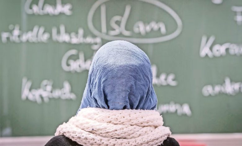 مجلس الوزراء النمساوي يناقش اليوم حظر الحجاب في المدارس لجميع الطالبات تحت 14 عاماً مجلس الوزراء النمساوي يناقش اليوم حظر الحجاب في المدارس لجميع الطالبات تحت 14 عاماً