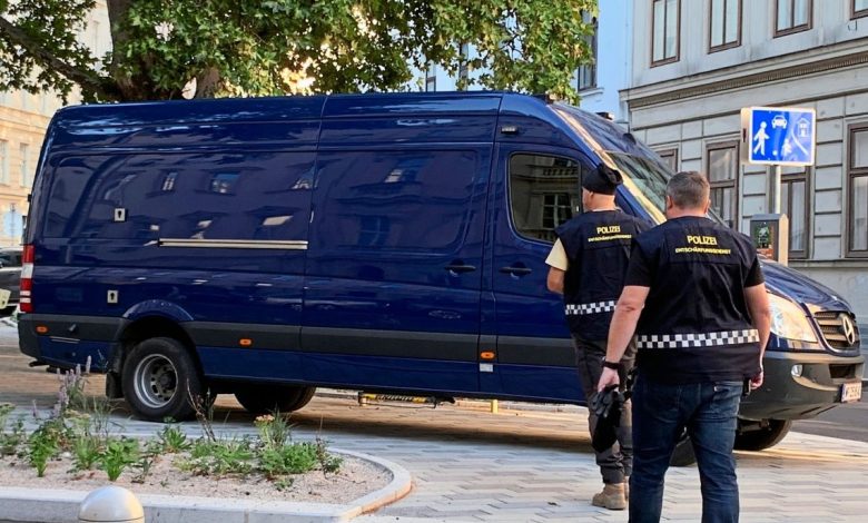 الشرطة النمساوية تصادر أسلحة ودعاية نازية خلال 25 مداهمة في خمس ولايات الشرطة النمساوية تصادر أسلحة ودعاية نازية خلال 25 مداهمة في خمس ولايات