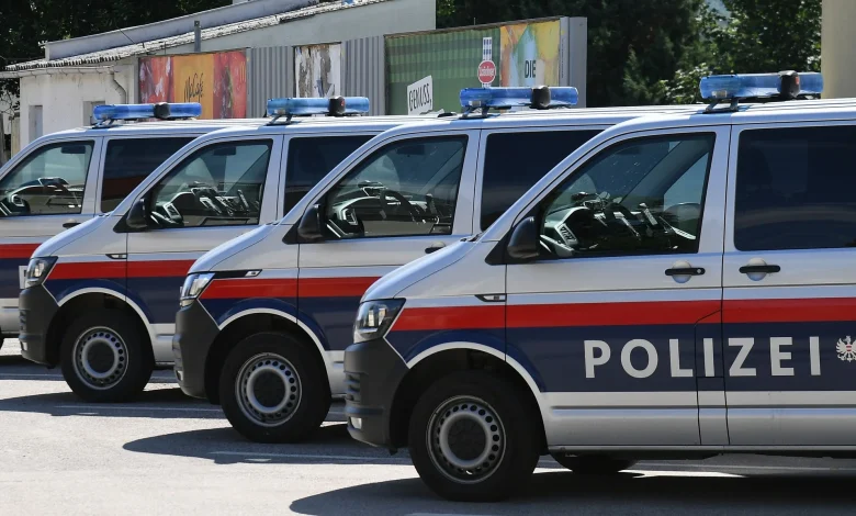عمليات أمنية مكثفة بعد إصابة طالبة 14 عامًا بأداة حادة في مدرسة بفيينا الحي 20 عمليات أمنية مكثفة بعد إصابة طالبة 14 عامًا بأداة حادة في مدرسة بفيينا الحي 20