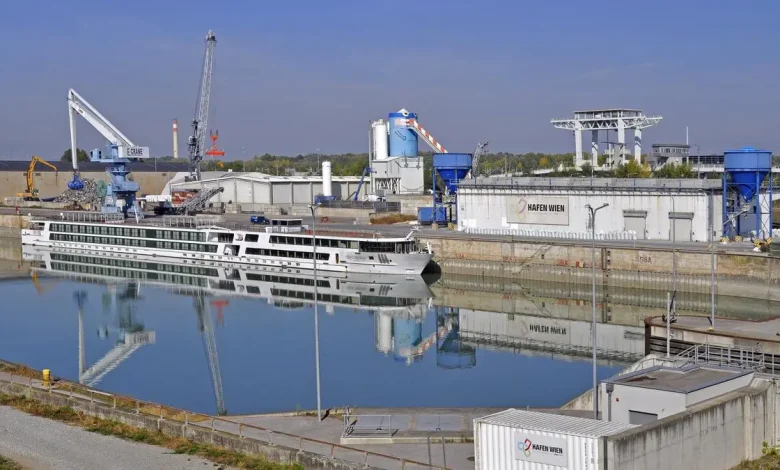 وفاة شاب 19 عاماً من طاقم سفينة ركاب بعد سقوطه في حوض ميناء Freudenauer Hafen في فيينا وفاة شاب 19 عاماً من طاقم سفينة ركاب بعد سقوطه في حوض ميناء Freudenauer Hafen في فيينا