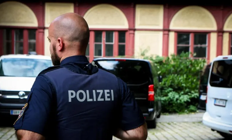 الشرطة النمساوية تعتقل نمساويين ومواطناً روسياً بتهمة السطو على شقة في غراتس الشرطة النمساوية تعتقل نمساويين ومواطناً روسياً بتهمة السطو على شقة في غراتس